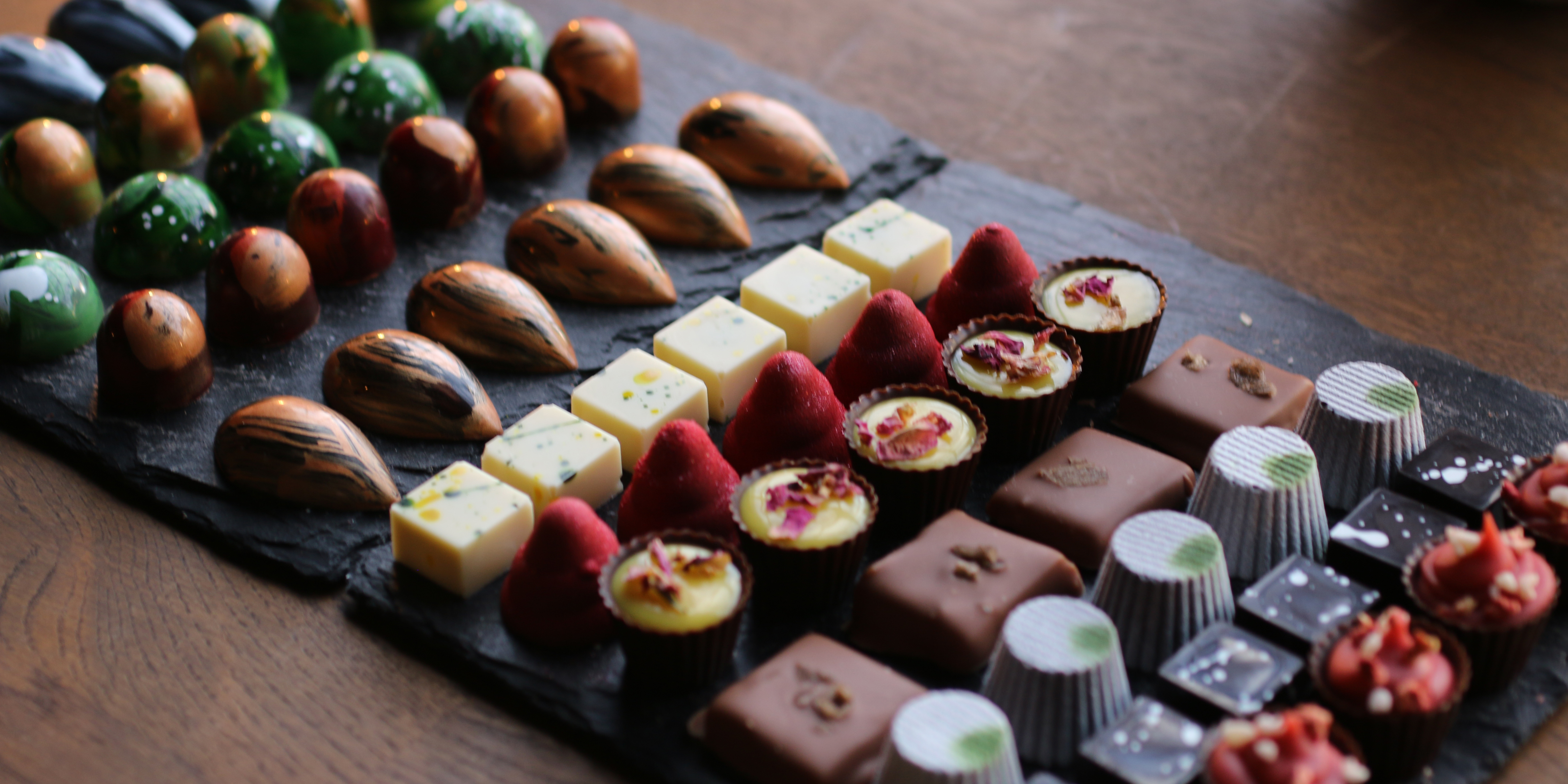 flera veganska praliner uppställda på ett bord