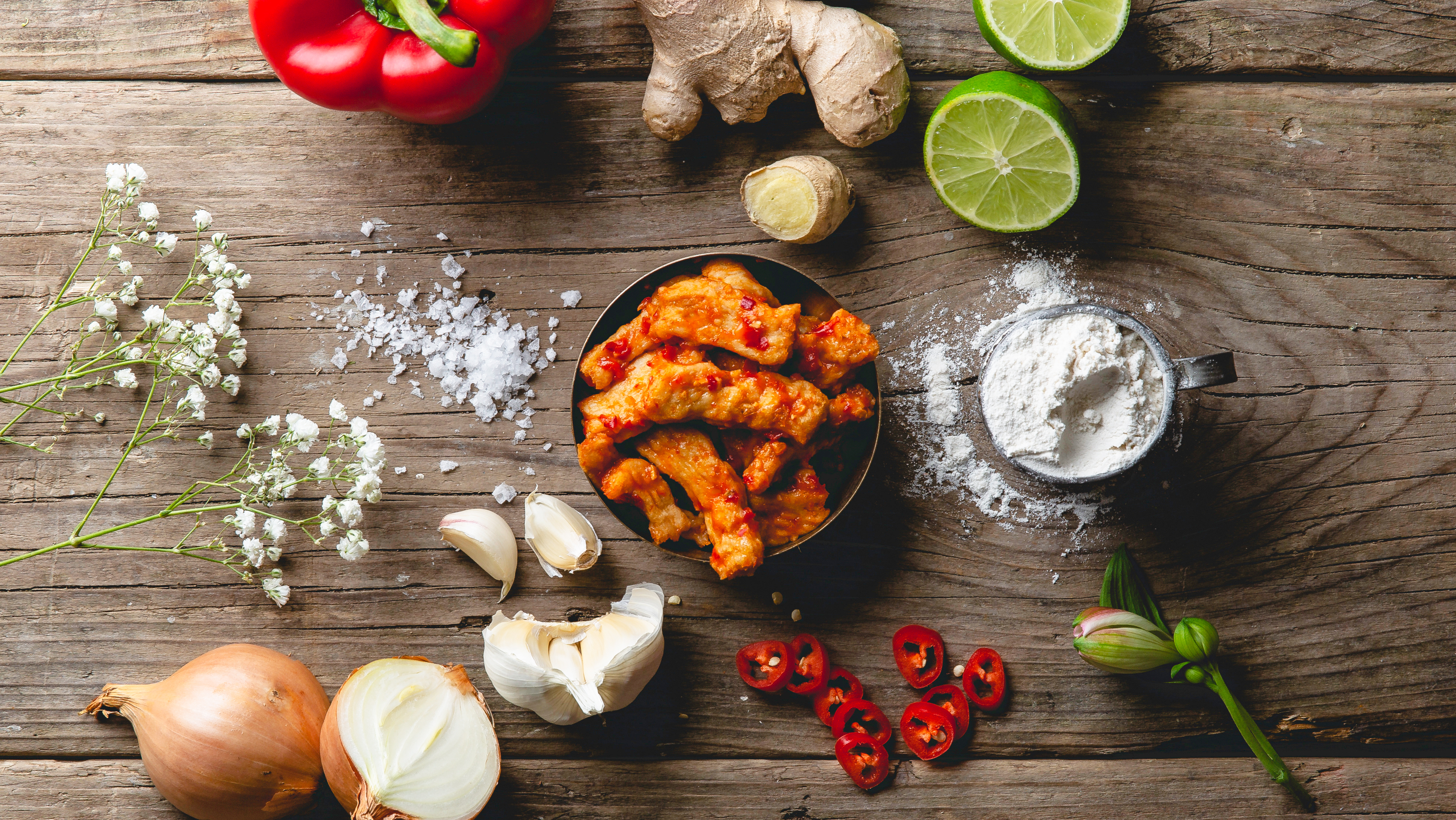 veganska strips på ett bord med olika råvaror liggandes omkring