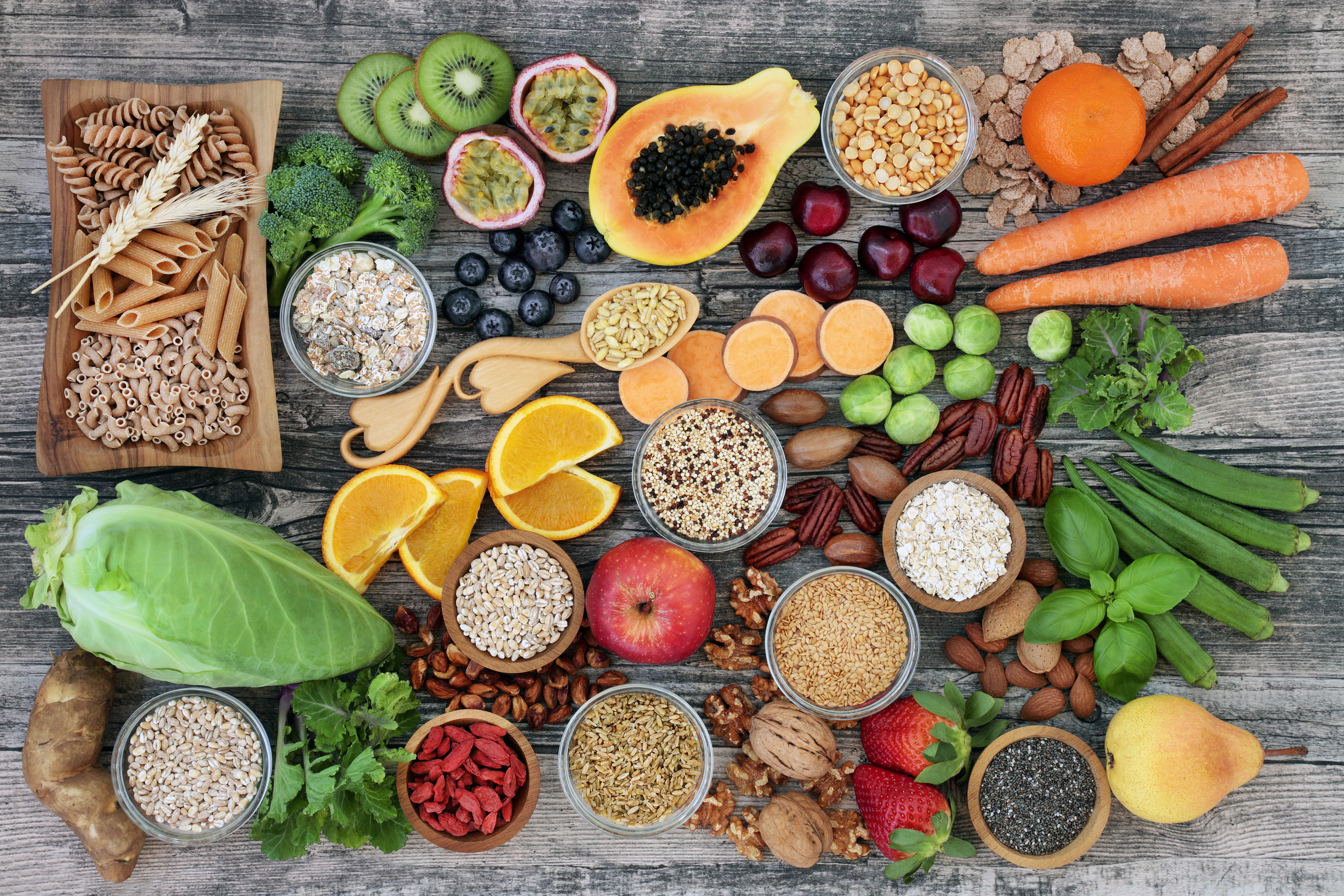 Diverse veganska råvaror på ett bord, grönsaker, baljväxter, spannmål osv