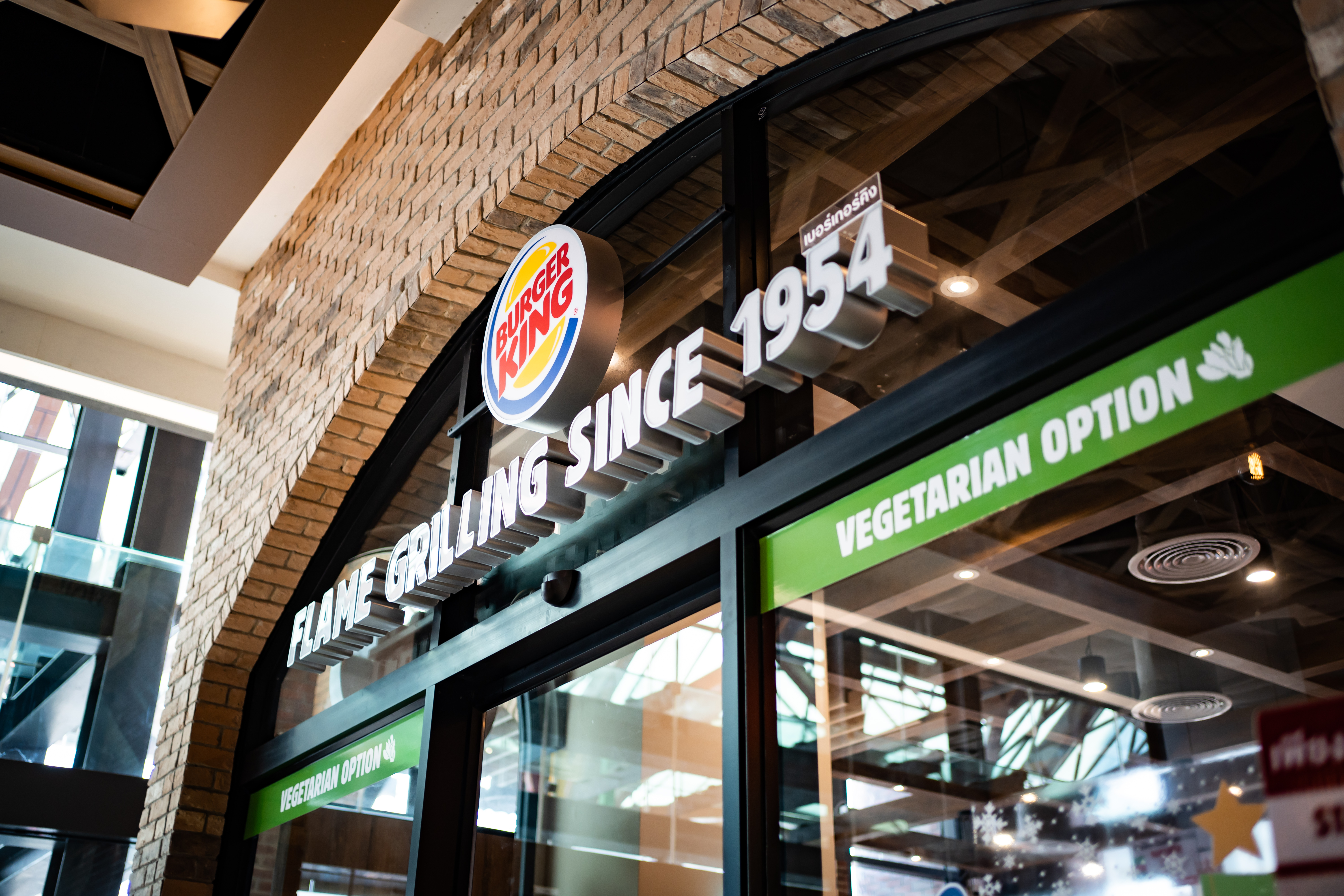 Foto: Wachiwit/Shutterstock The label in front of the Burger King, hamburger fast food restaurant, showing that they have vegetarian option.