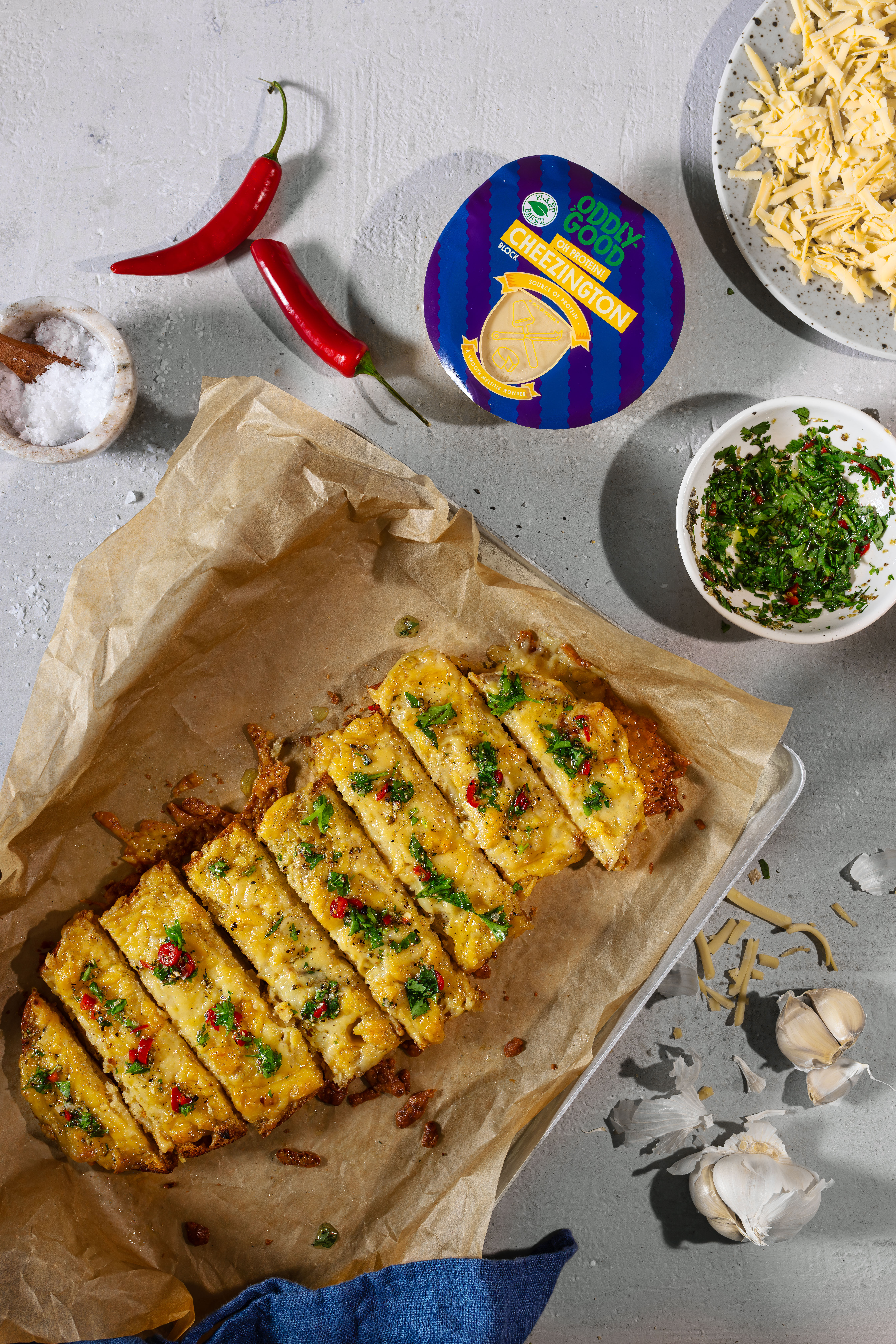 Produktfoto: Oddlygood Veganskt vitlöksbröd på bakplåtspapper