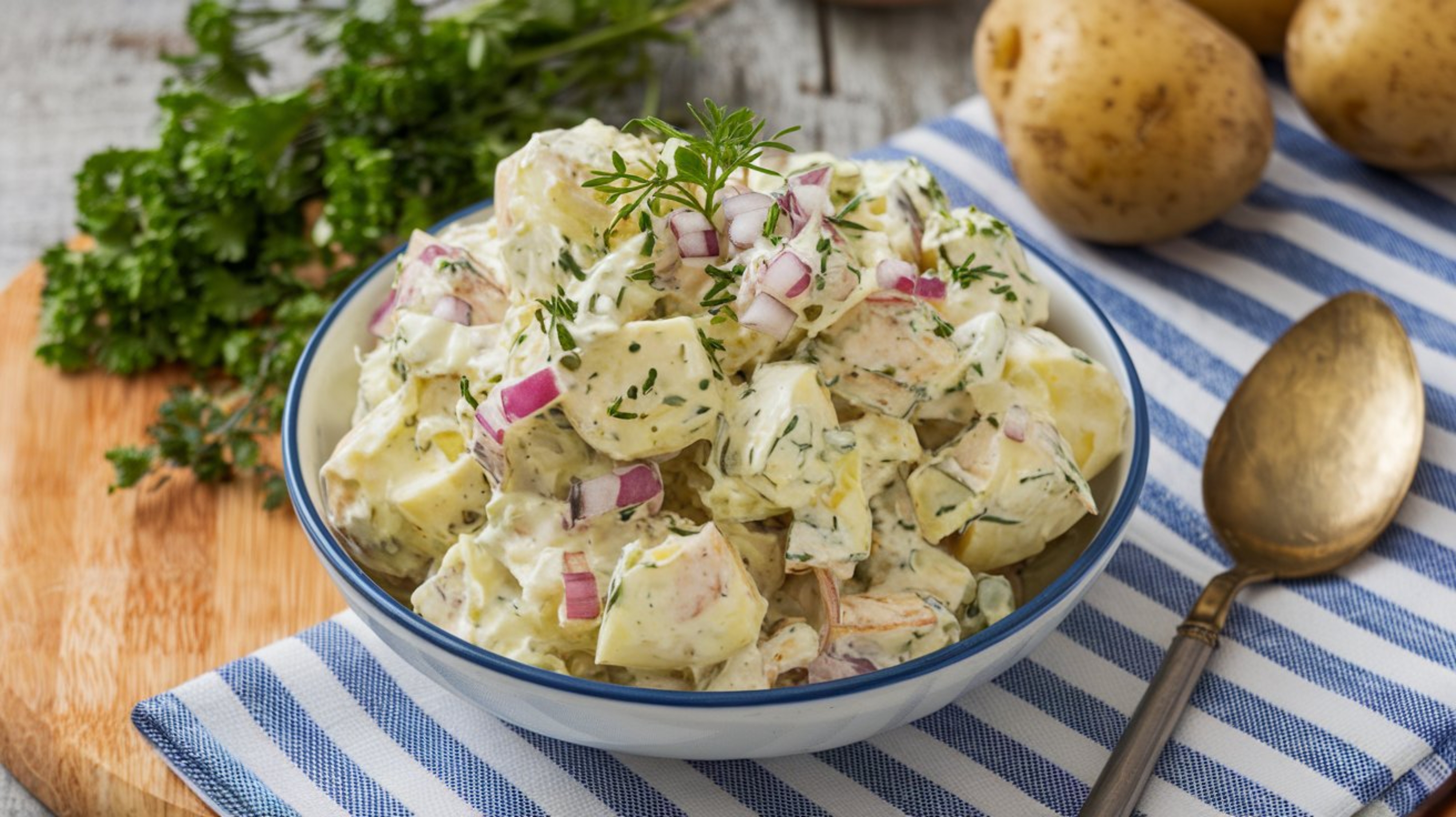 Foto: Foodgraphy39/Shutterstock Färskpotatissallad i en skål