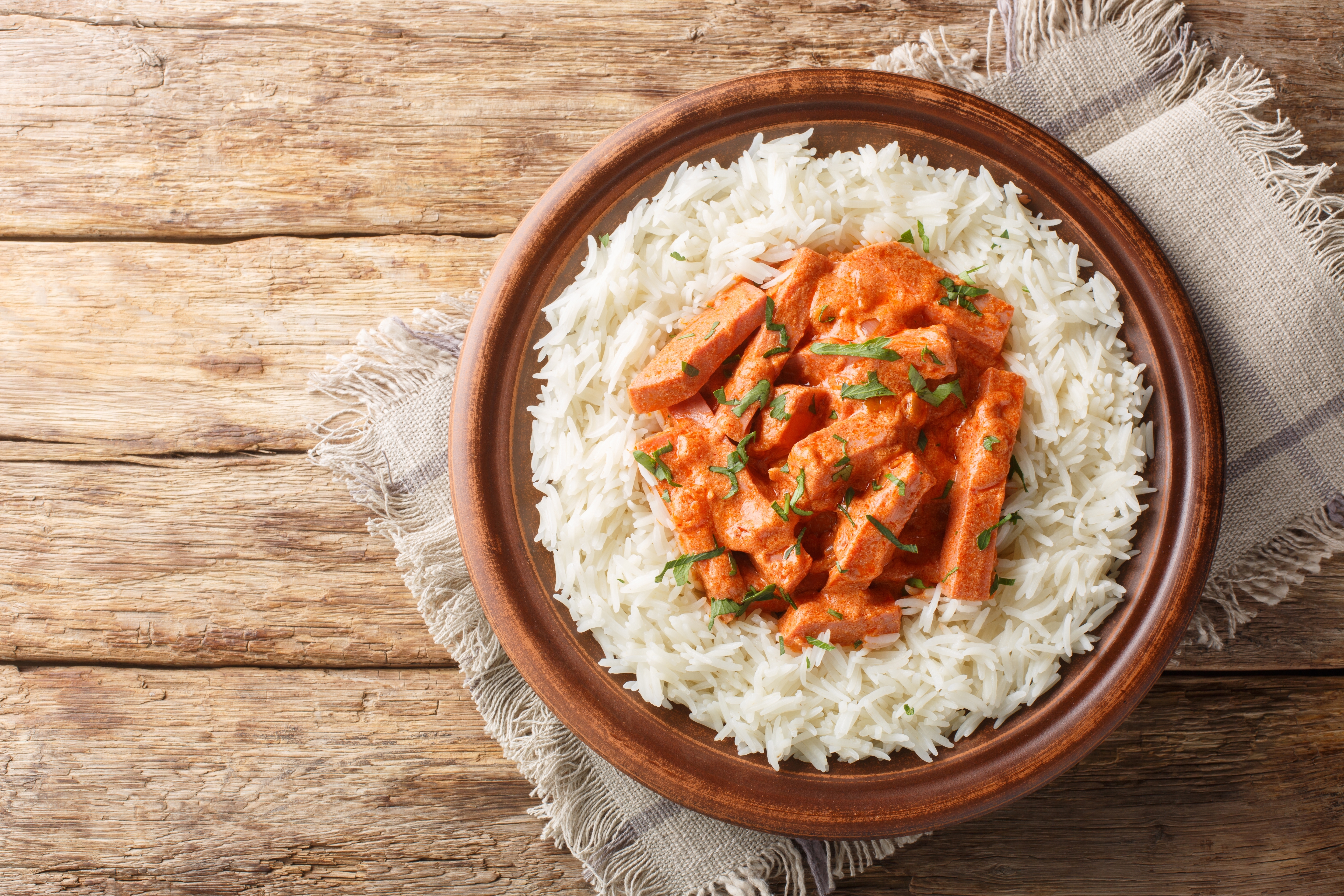 Foto: Sergii Koval/Shutterstock Vegansk korvstroganoff på ris, bild tagen uppifrån.