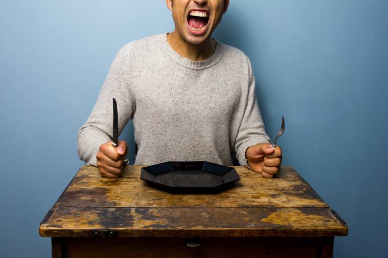 Hungrig ung man skriker för sin middag