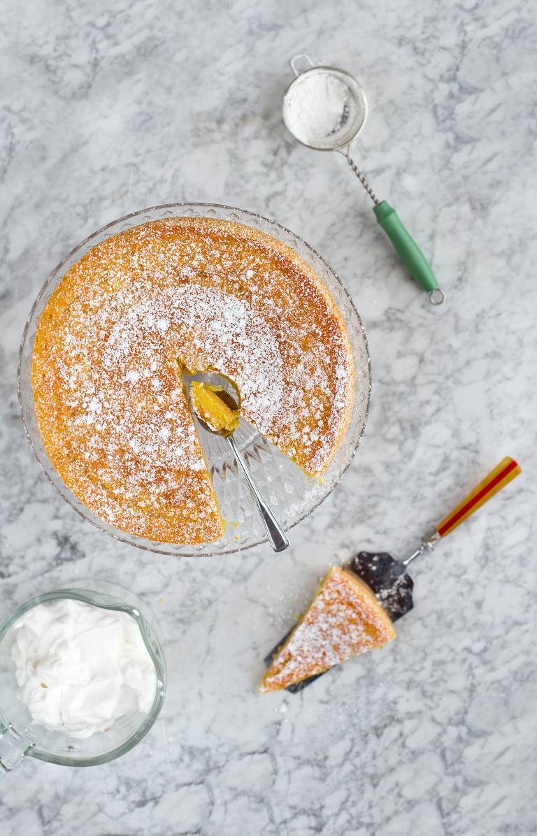 Vegansk saffranskladdkaka på marmorbord