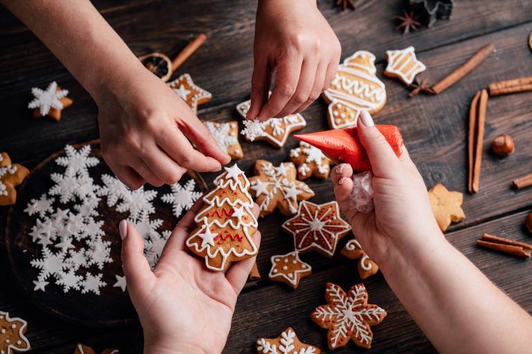 Pepparkaksbak på träbord med kristyrdekorationer