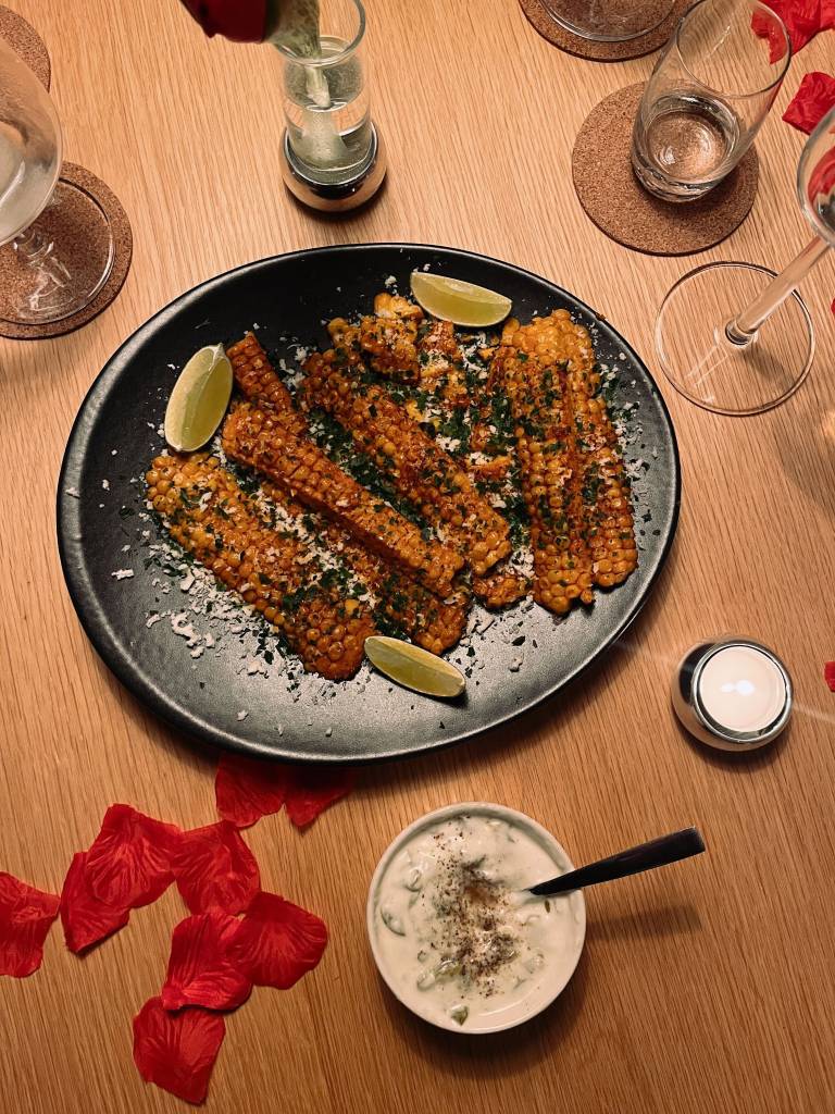 veganska corn ribs på ett fat med en skål majonnäs bredvid