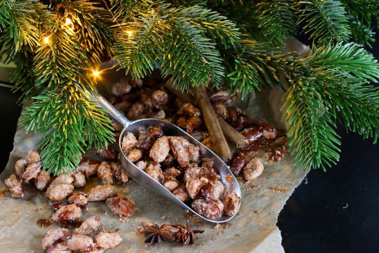 Brända mandlar under en gran