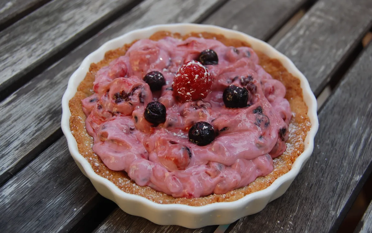 Bärpaj i en vit form på ett träbord.