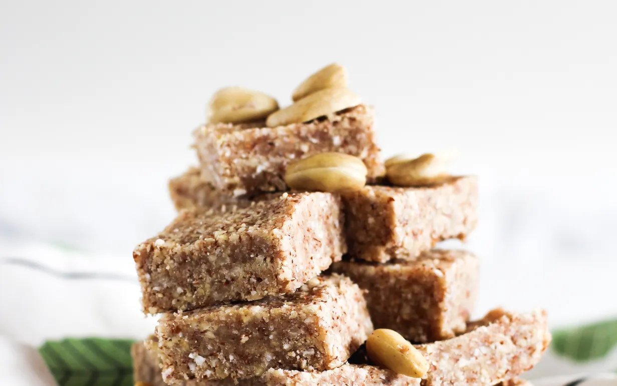 Glutenfria bars dekorerade med cashewnötter.