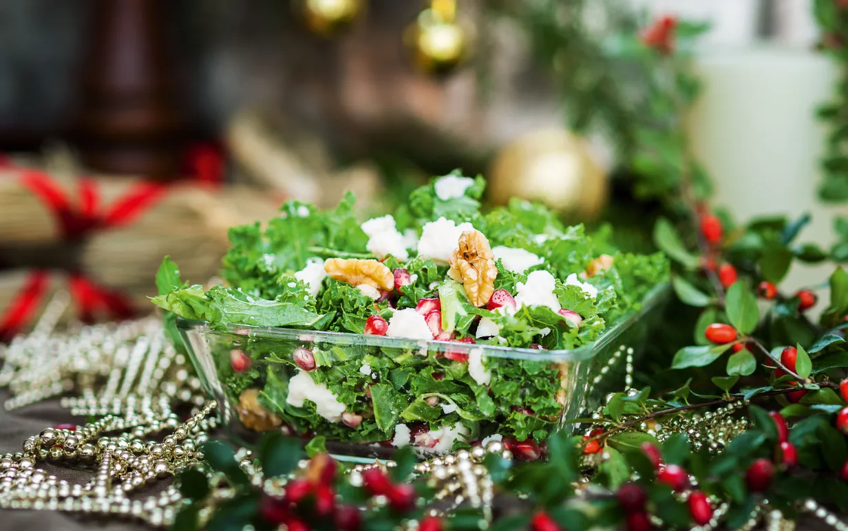 Grönkålssallad med vegansk ost och valnötter