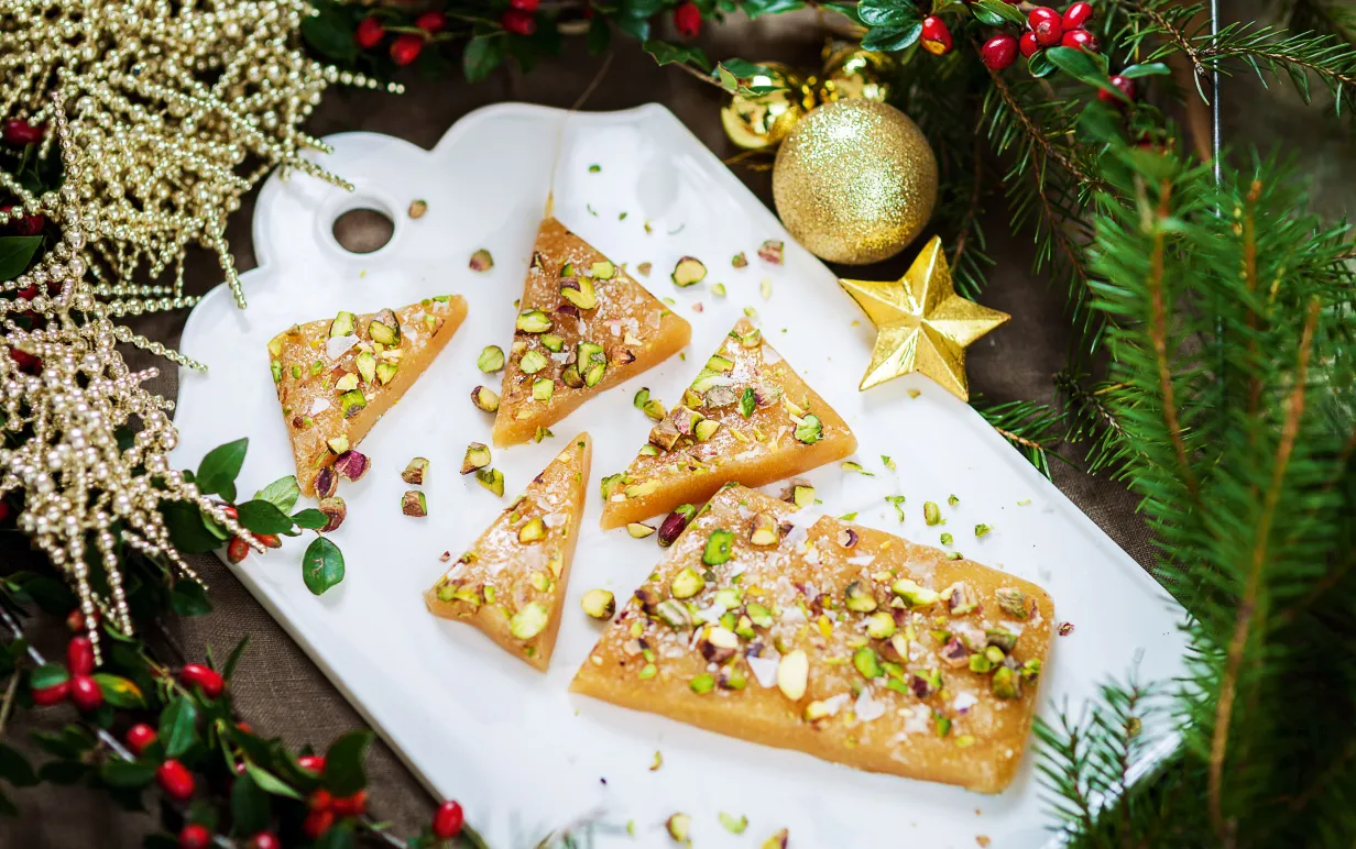 vegansk kola med pistagenötter och flingsalt serverad på vit bräda