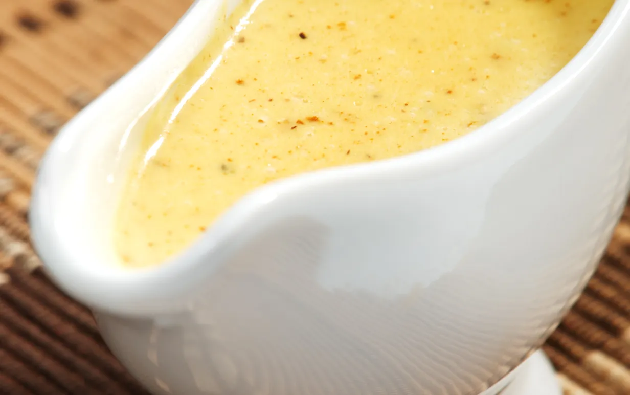 Bild på såskanna med gul currysås