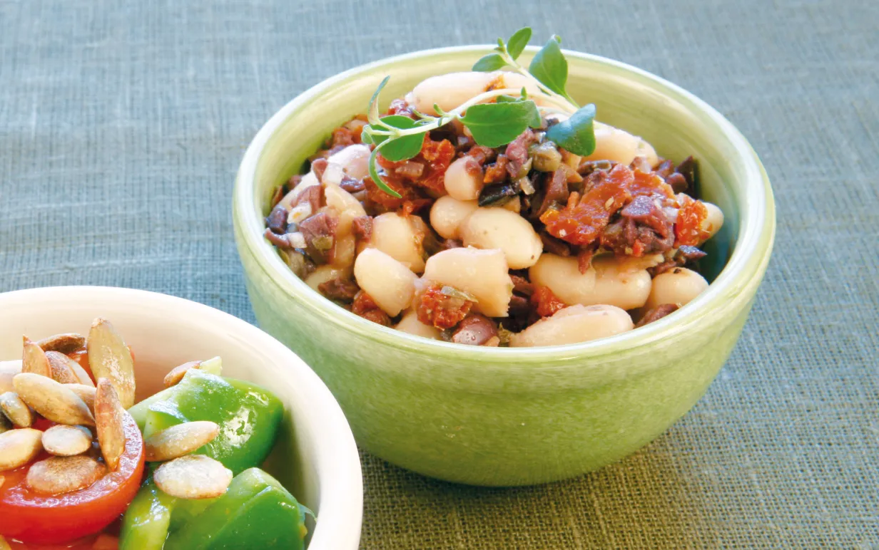 Två skålar med bönsallad från Medelhavet.