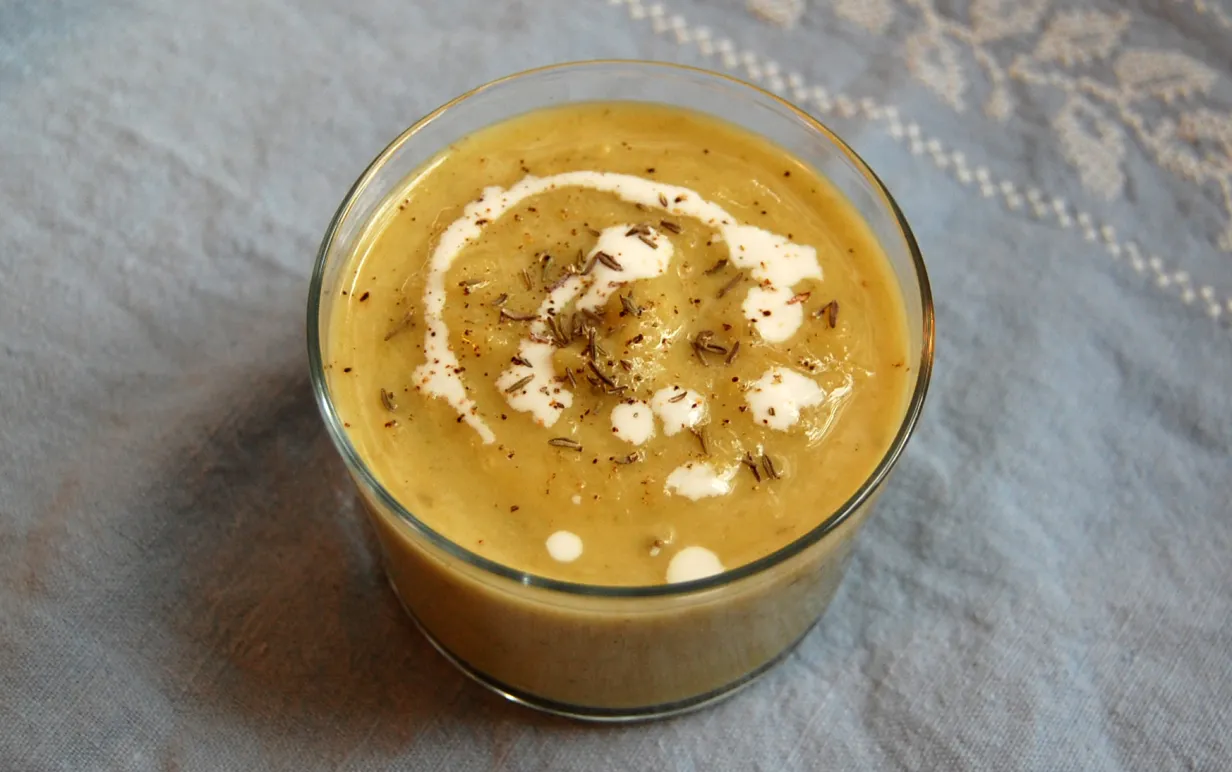 Rostad fänkålsoppa i en skål på en grå duk.