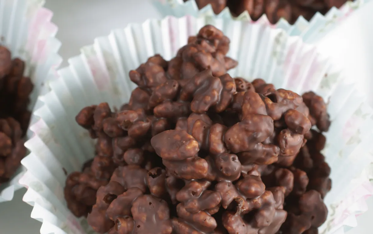 rispuffstoppar med choklad i en muffinsform