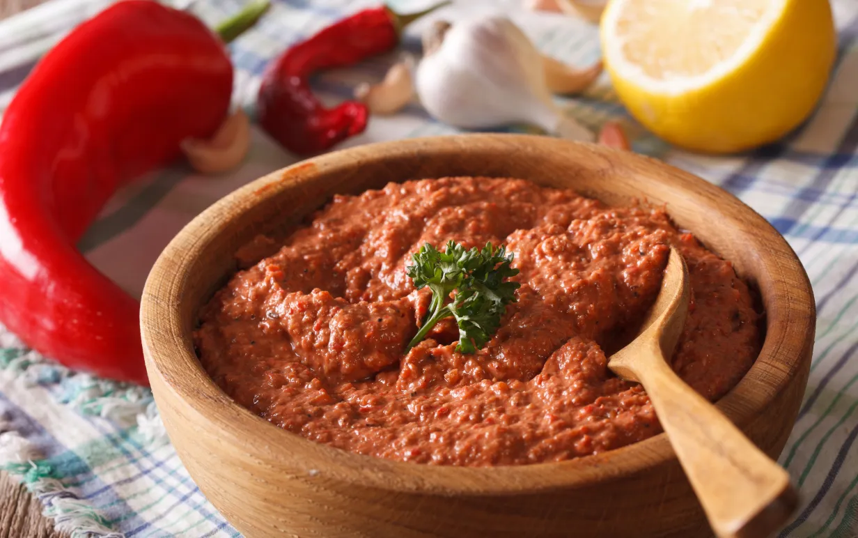 en röd röra i träskål