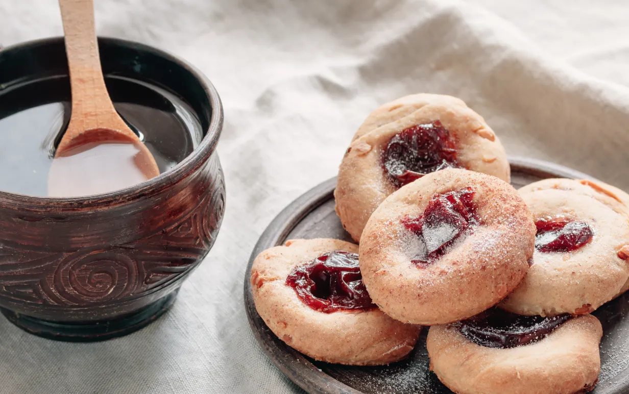 Syltkakor på hög bredvid en syltskål