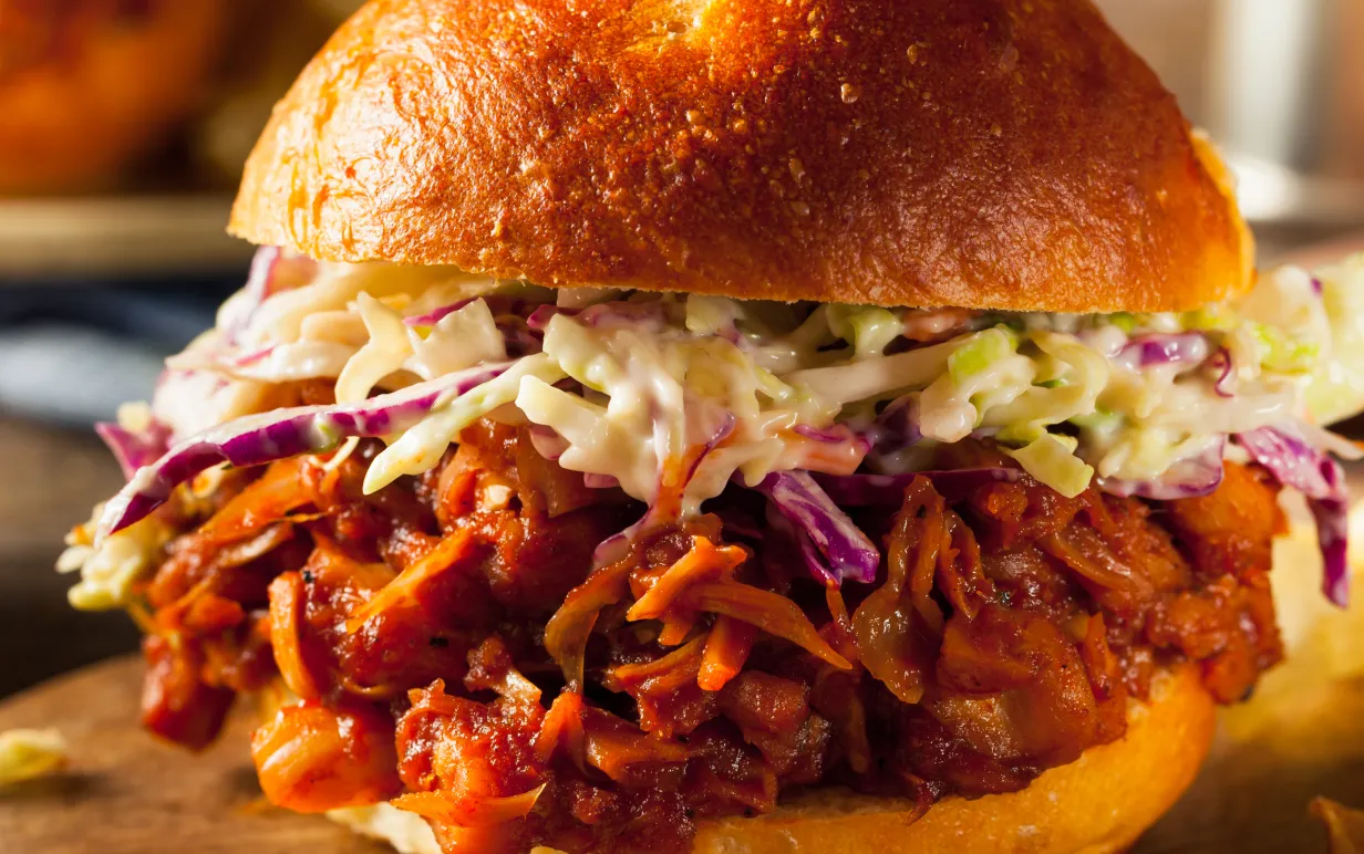 Bild på burgare med pulled vego och coleslaw