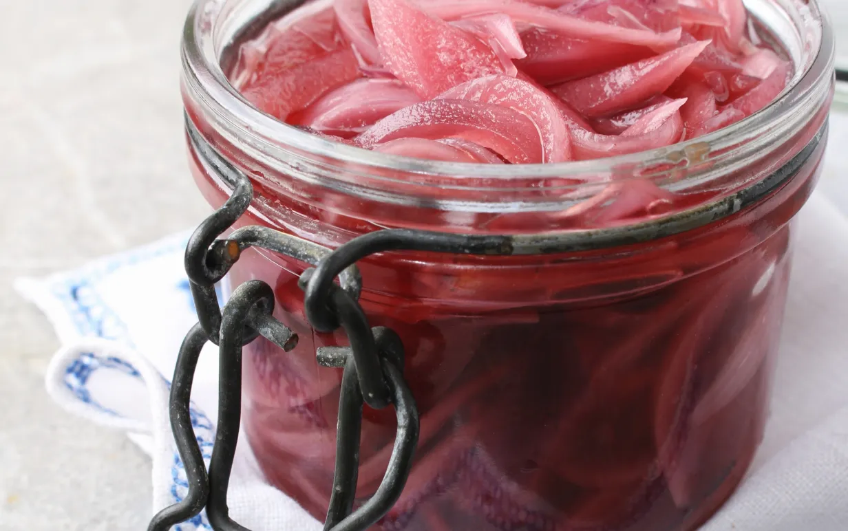 Inlagd rödlök i burk