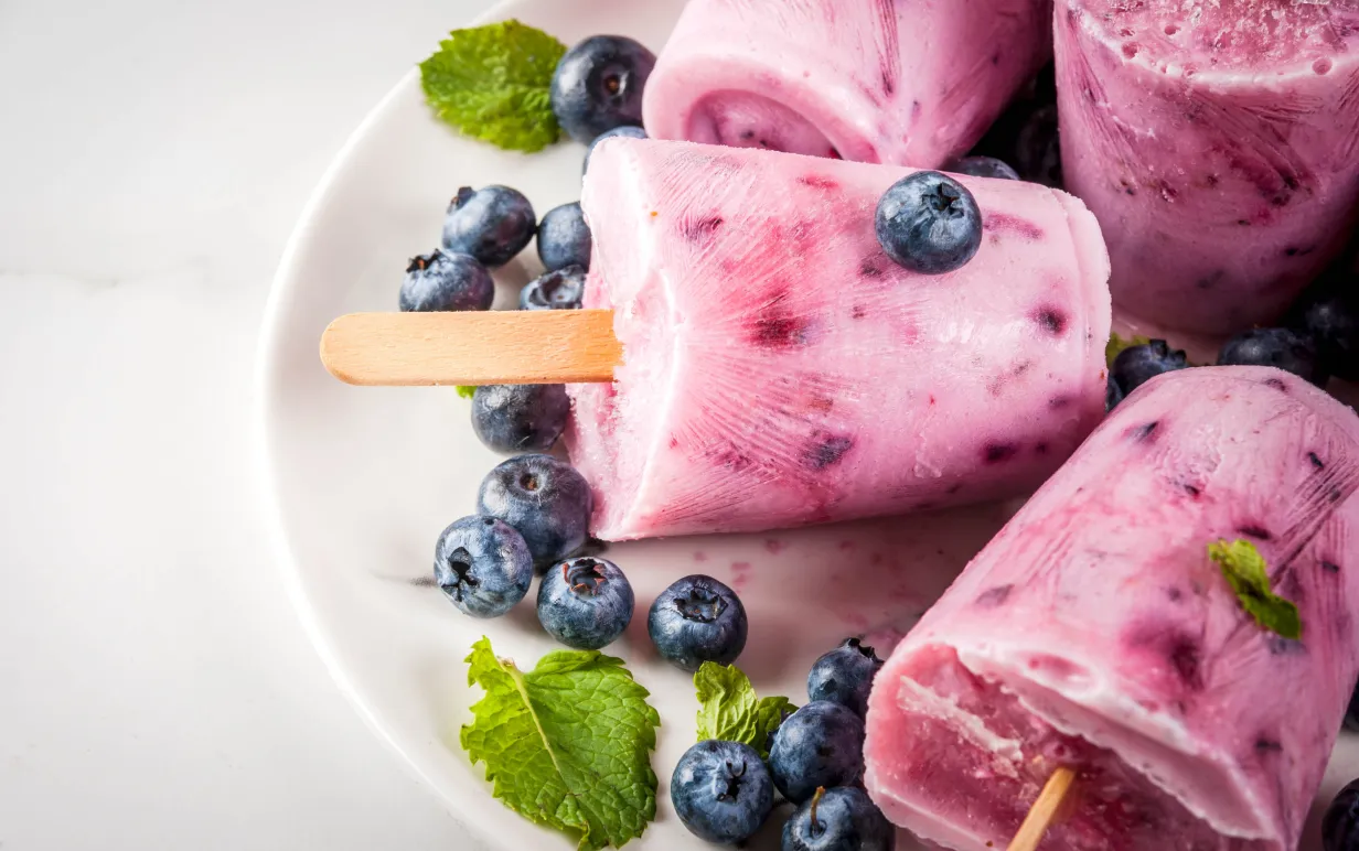 Lila pinnglass på vit tallrik