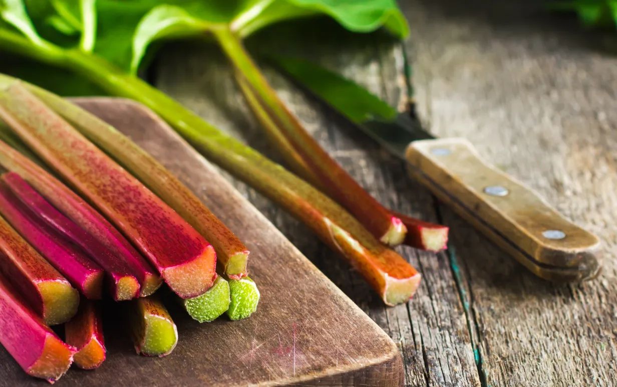 Rabarber på en träbräda