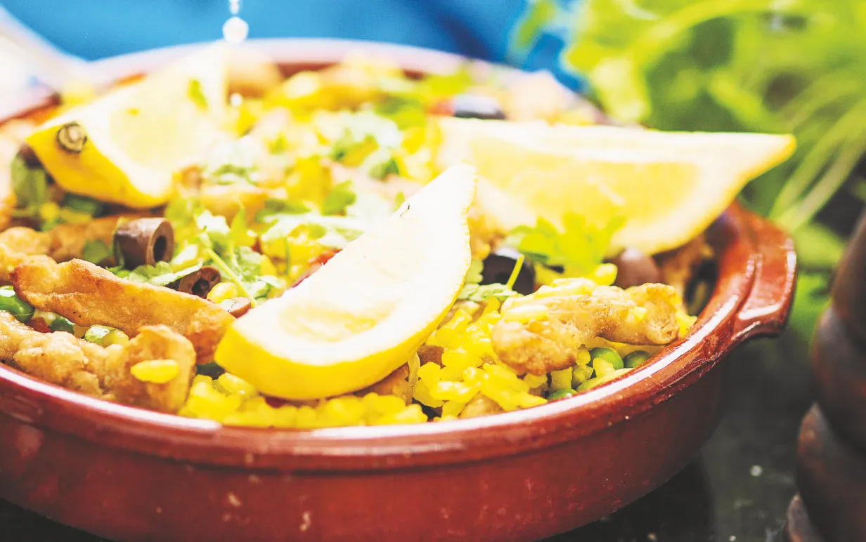 paella i en röd form