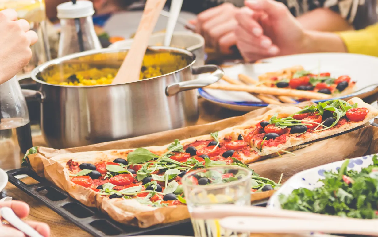 Bild på bord med olika typer av växtbaserad mat