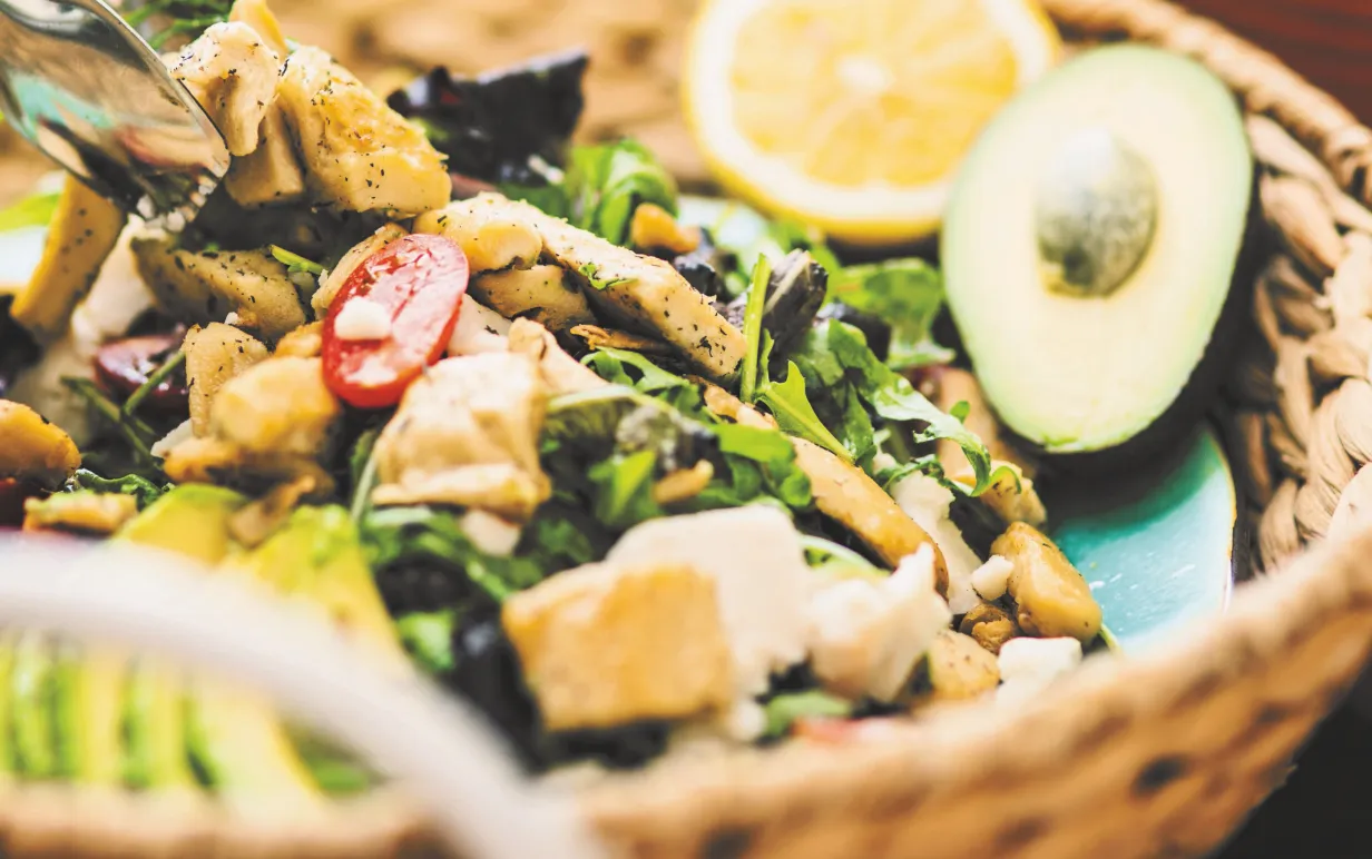 Medelhavssallad med vegbitar i en korg