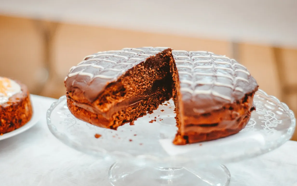 Chokladtårta på ett tårtfat av glas.