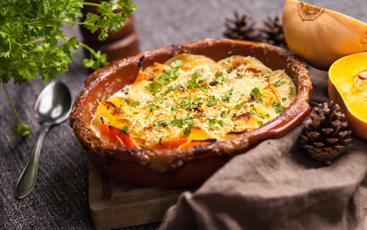 gratäng i ugnsform på bord