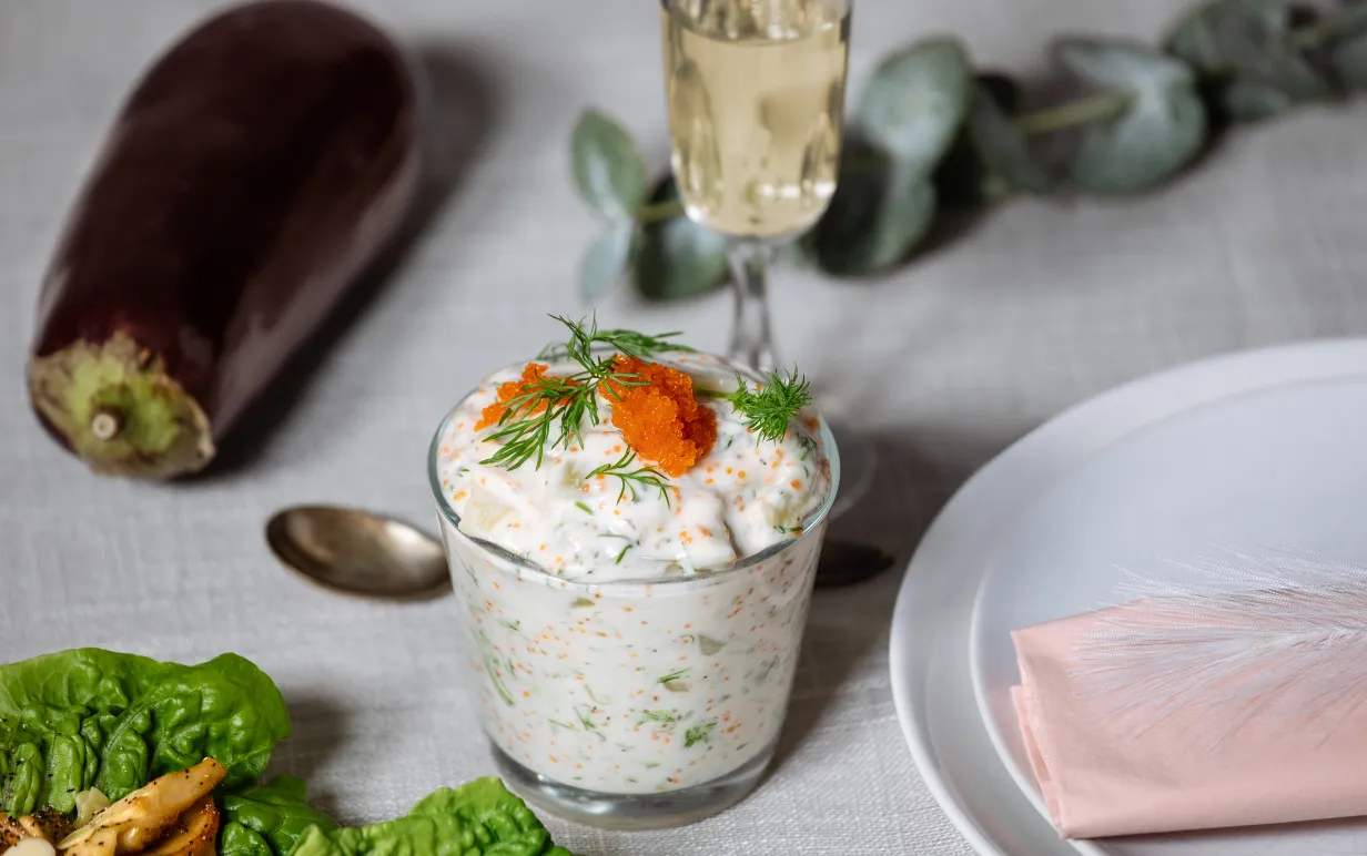 vegansk sill i ett glas på ett dukat bord.