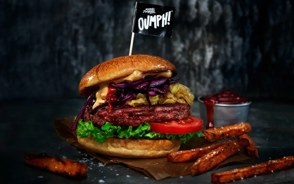 En vegansk burgare på ett bord