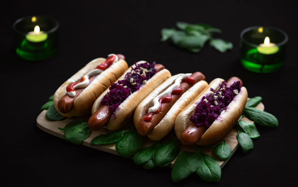 Fyra veganska korv med intill varandra på en bräda