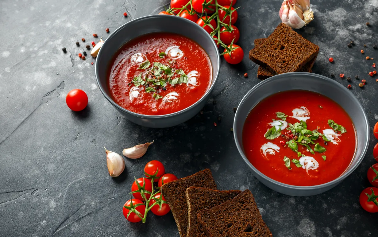 Två skålar med tomatsoppa
