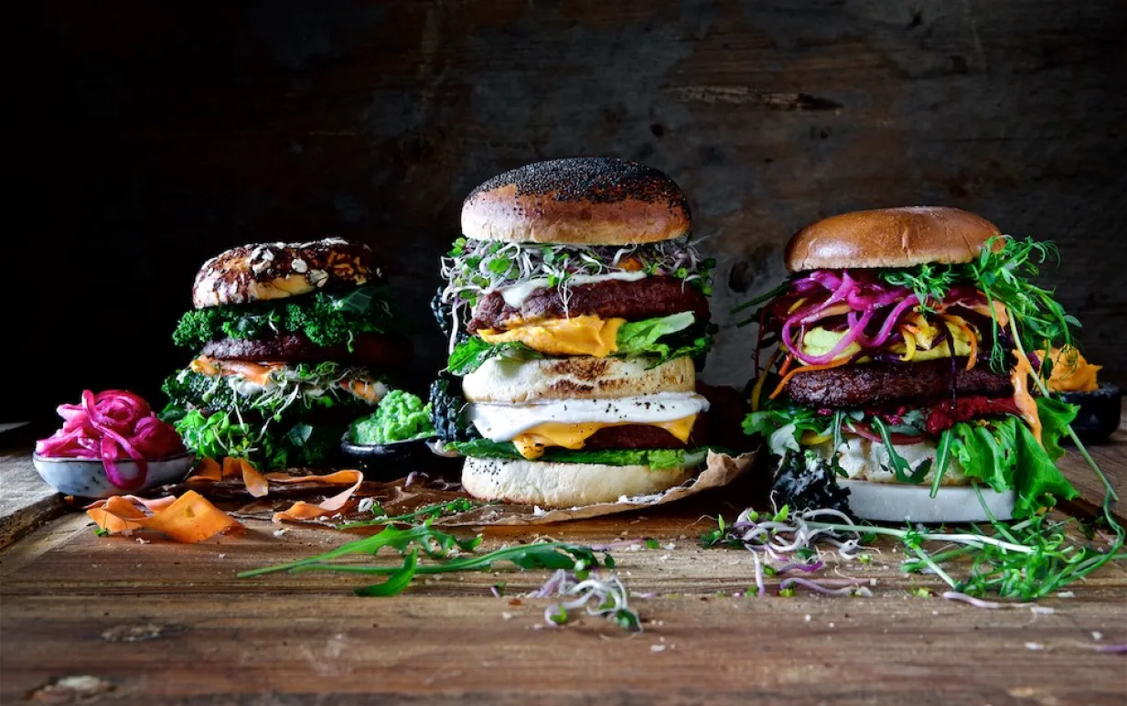 3 mastiga veganska burgare på ett bord