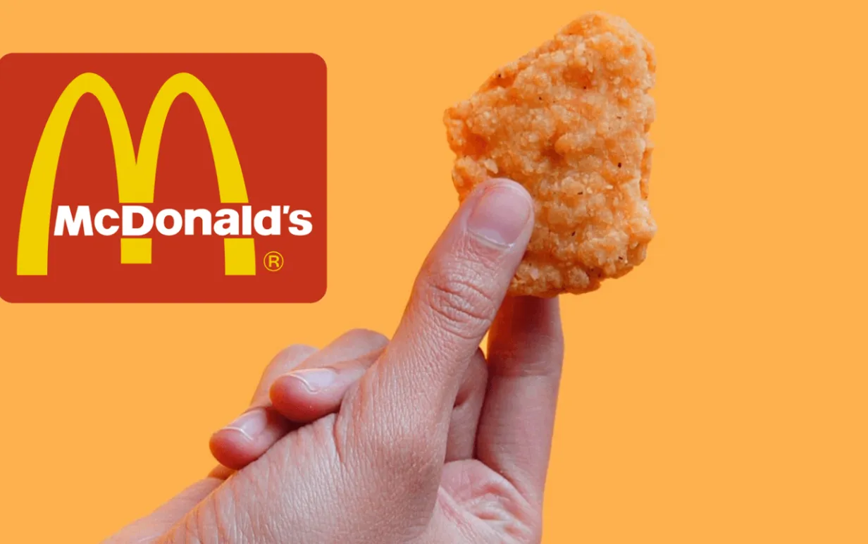 En vegansk nuggets med McDonalds loggan intill