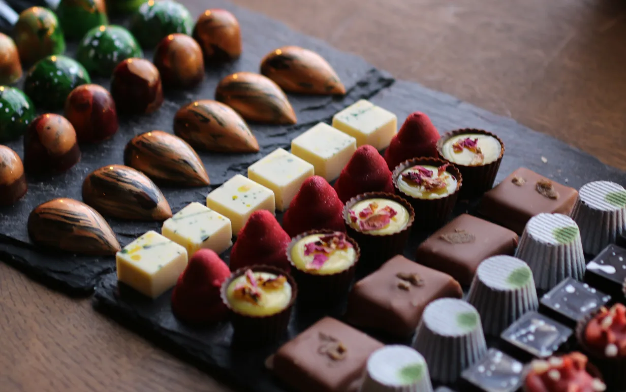 flera veganska praliner uppställda på ett bord