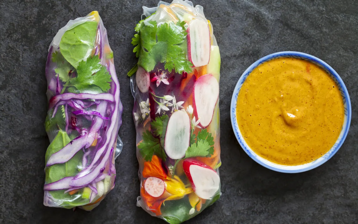 Veganska vårrullar med jordnötsdipp