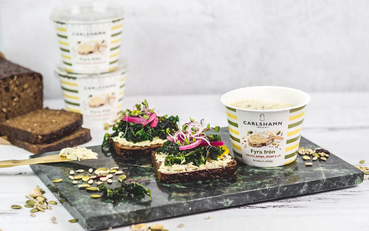 Mackor med carlshamns pålägg fyra frön på en träbräda