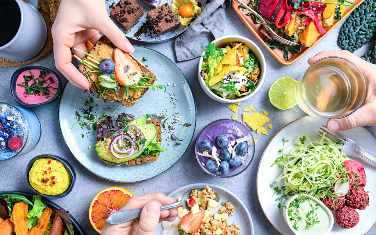 Olika mackor och chiapudding på ett bord