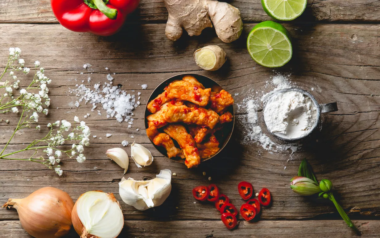 veganska strips på ett bord med olika råvaror liggandes omkring