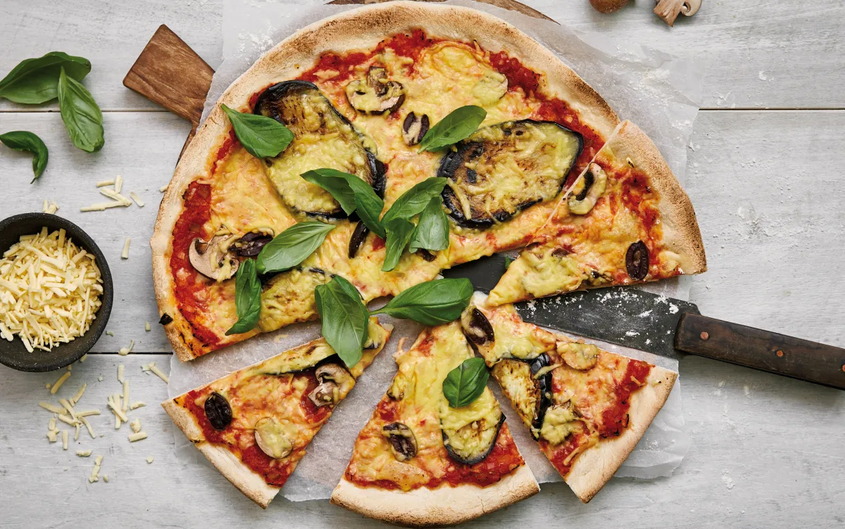 pizza med vegansk ost på ett bord