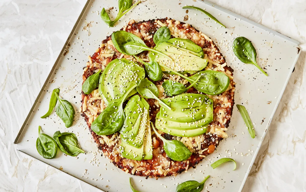 Vegansk pizza på plåt.