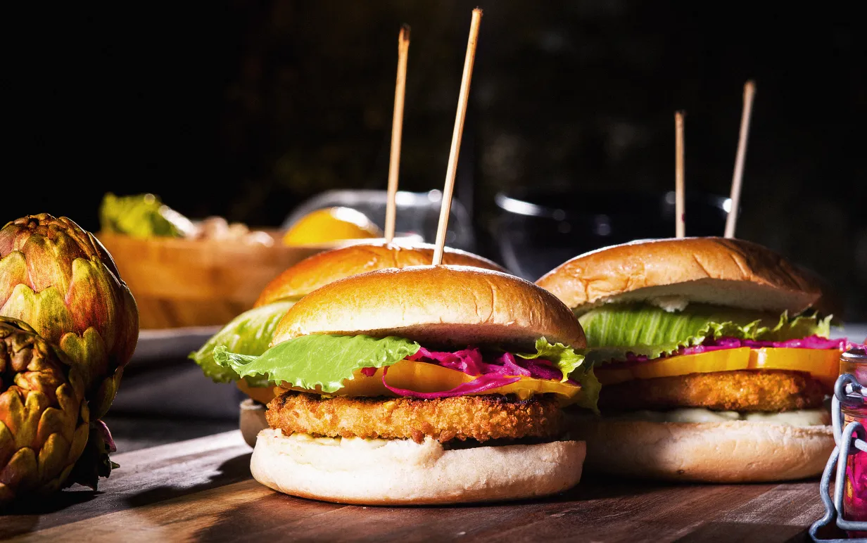 Veganska &quot;chickenburger&quot; på ett bord