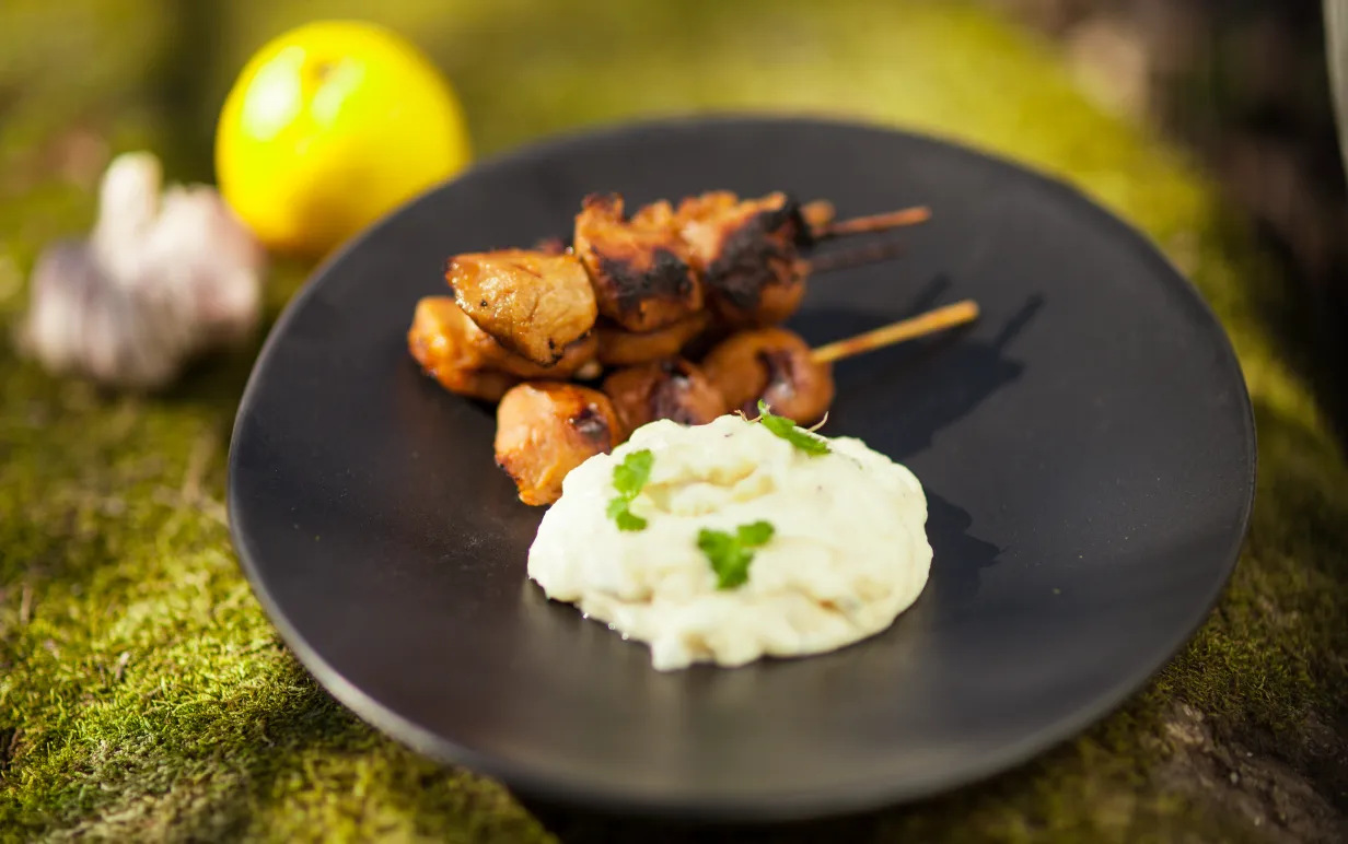 Veganska spett och potatissallad på en tallrik