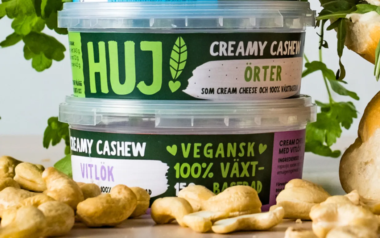 Två burkar med veganskt pålägg från Huj.