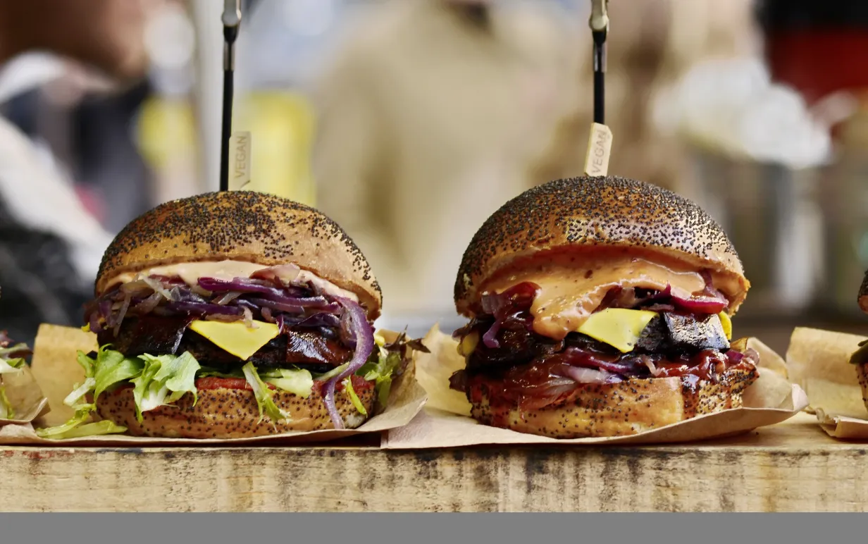 Fyra veganska burgare på rad.