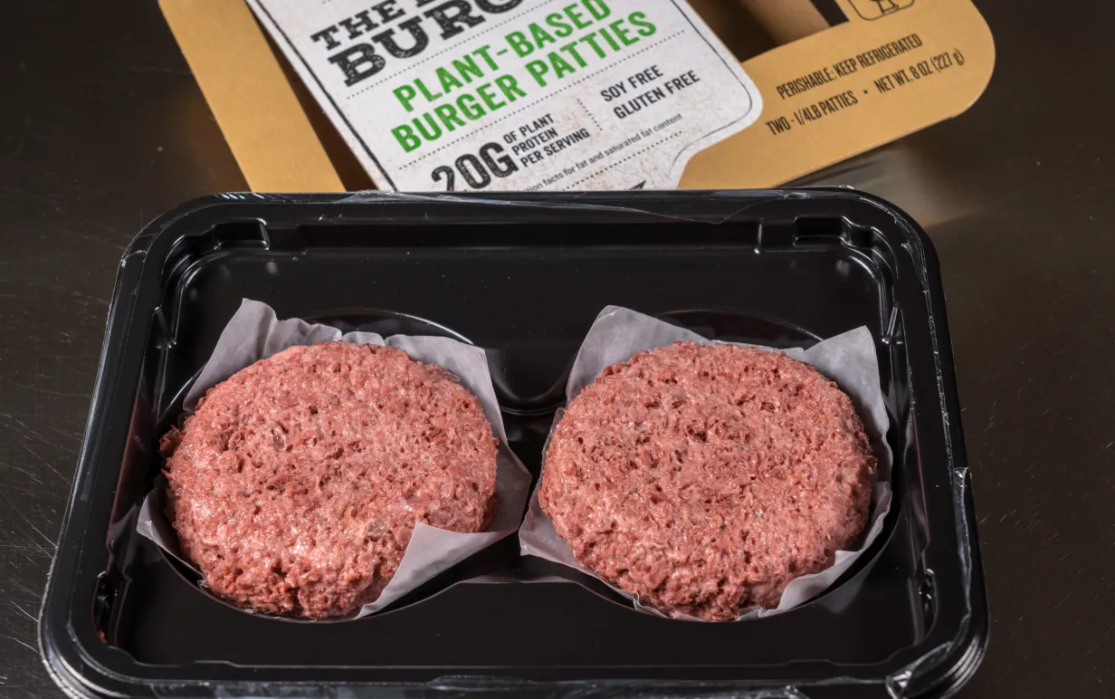 Två veganska burgare från Beyond Meat.