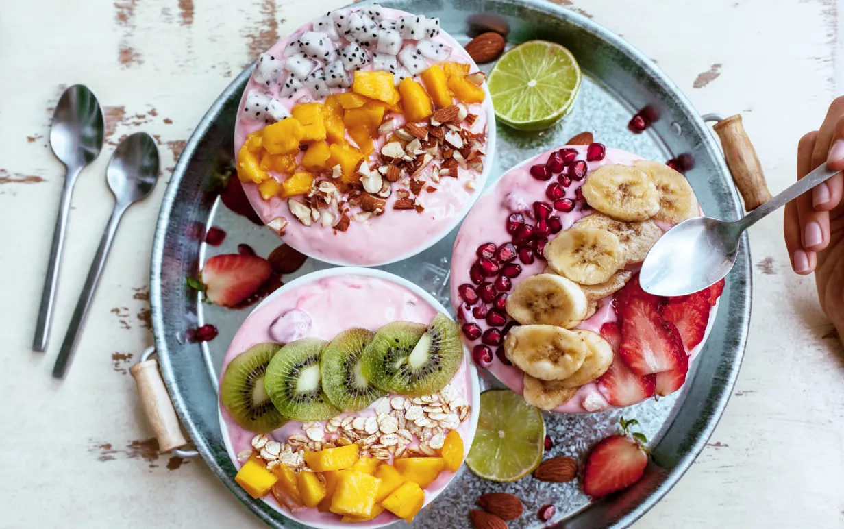En bricka med diverse smoothie bowls.